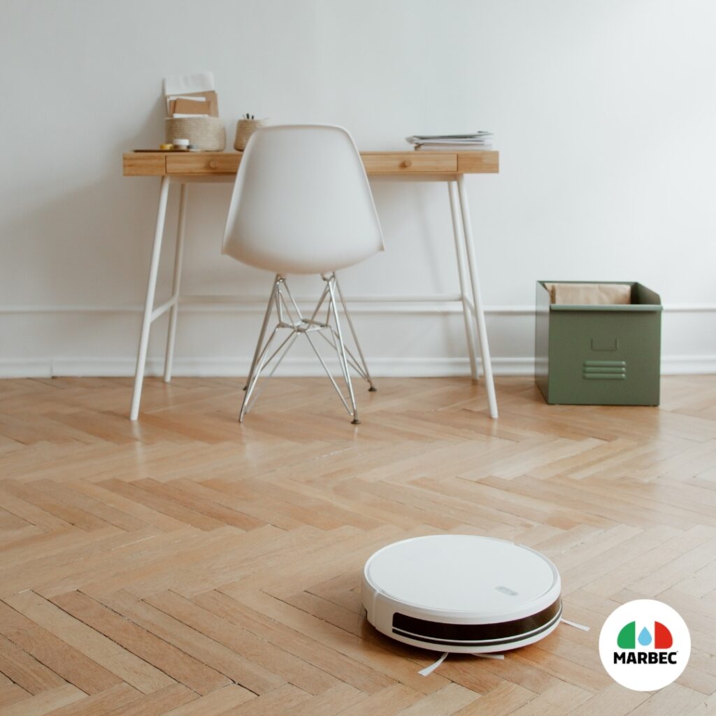 alt="Robot lavapavimenti che pulisce parquet con ROBOPARQUET"